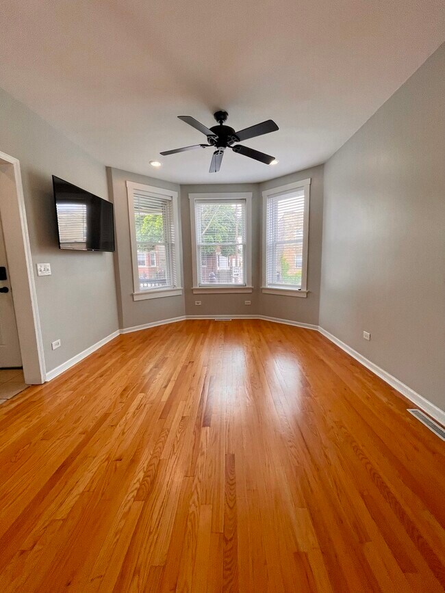 Foto del edificio - 2416 N Springfield Ave