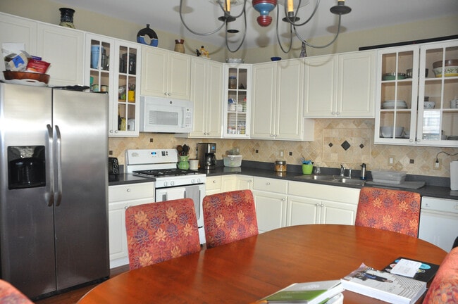 Building Photo - 412 Lantern Dr