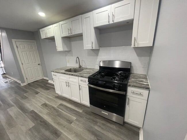 Building Photo - 3 Bedroom Home Available Now