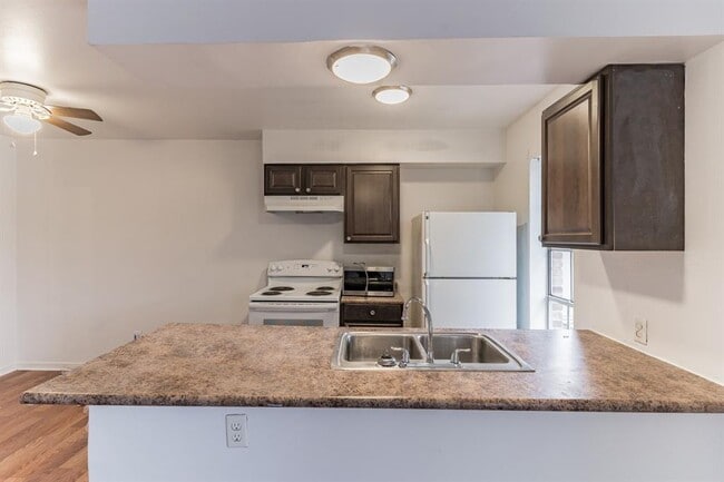 Building Photo - 6815 Beachwood St