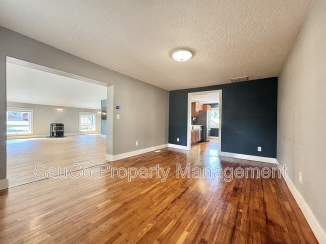 Building Photo - 6543 SE Borwick St