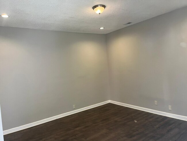 Building Photo - 3166 Pershing Ave