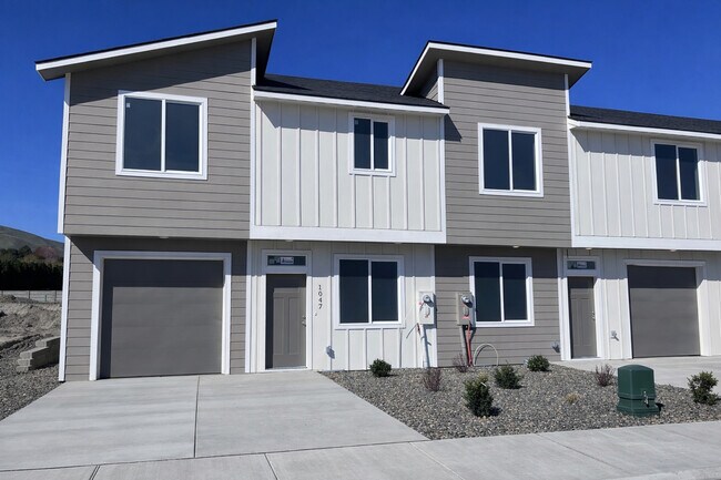 Building Photo - The Ridge Townhomes