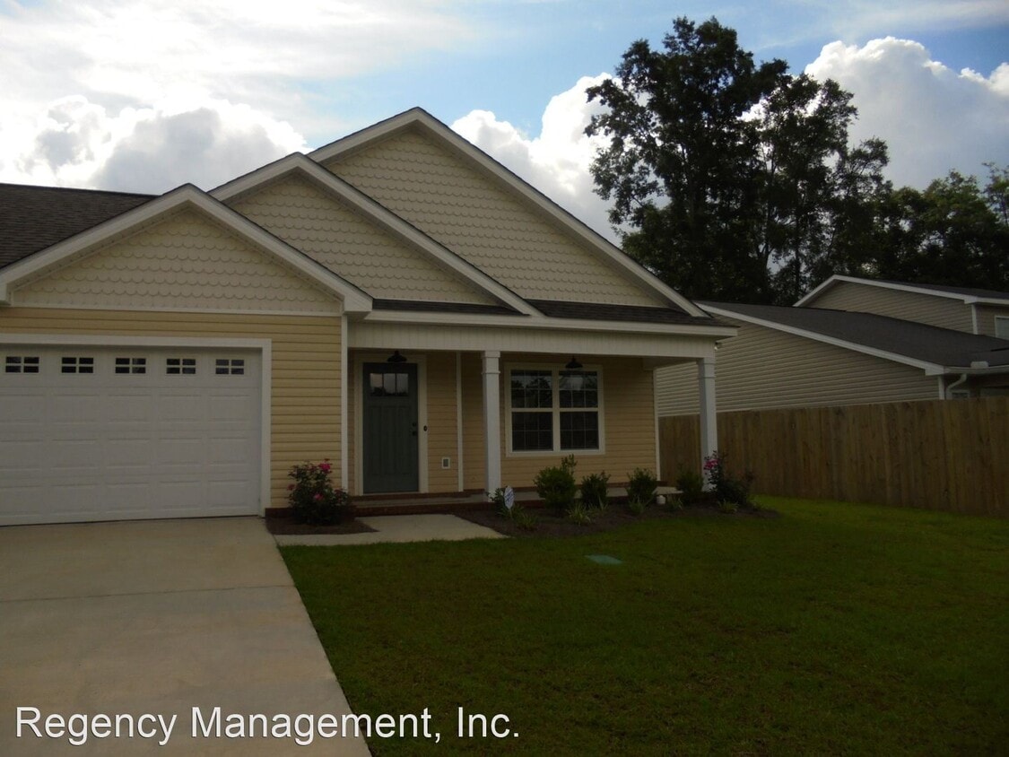 3 br, 2 bath House - 200 Jasmine Cir.