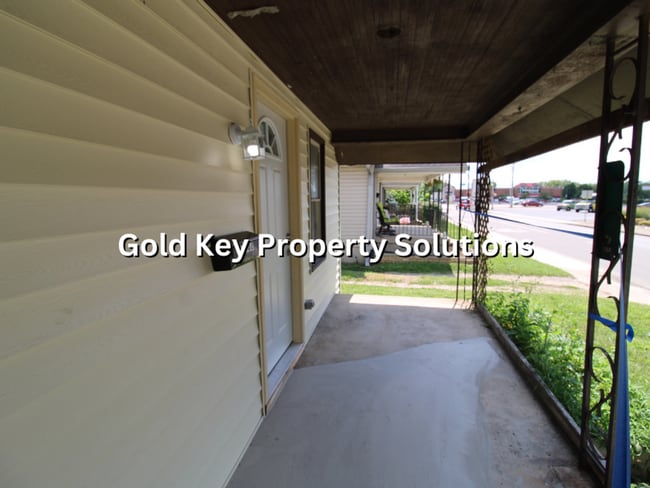 Building Photo - Fully Updated 2 BR 1 BA House with Covered...