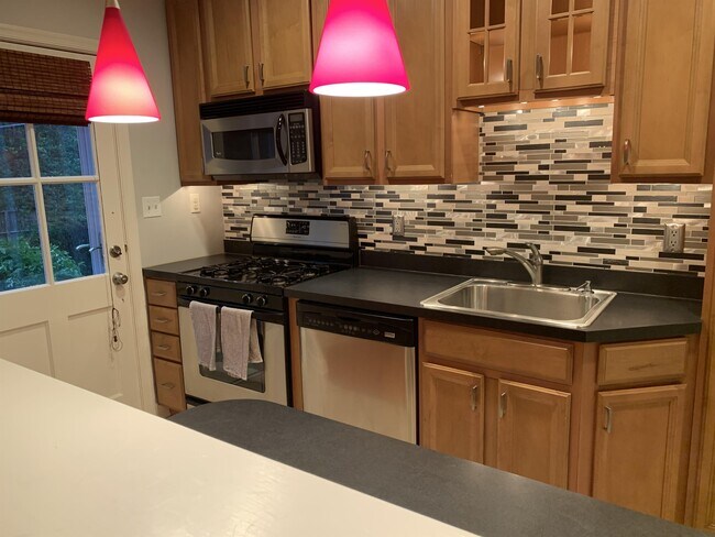 Foto del edificio - 8319 Hillendale Rd