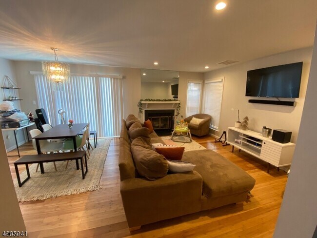 Foto del edificio - 211 Broadmoor Ct