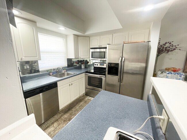 Kitchen - 100 SE 6th Ave