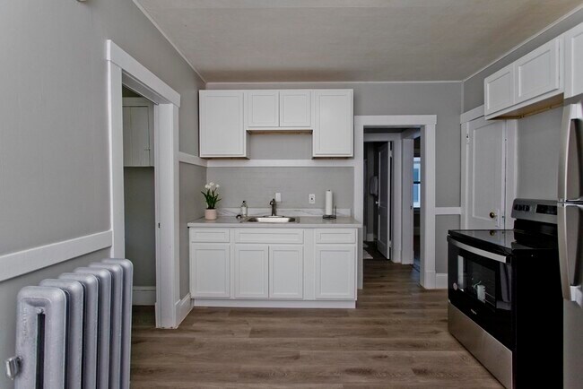 Building Photo - 54 Draper St