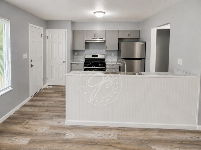 Foto del edificio - Fully updated like new inside! Central Air! Convenient location!