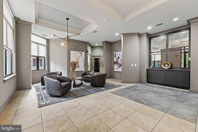 Building Photo - 2220 Fairfax Dr