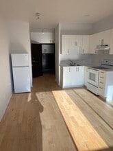 Building Photo - 5497 Av. Victoria