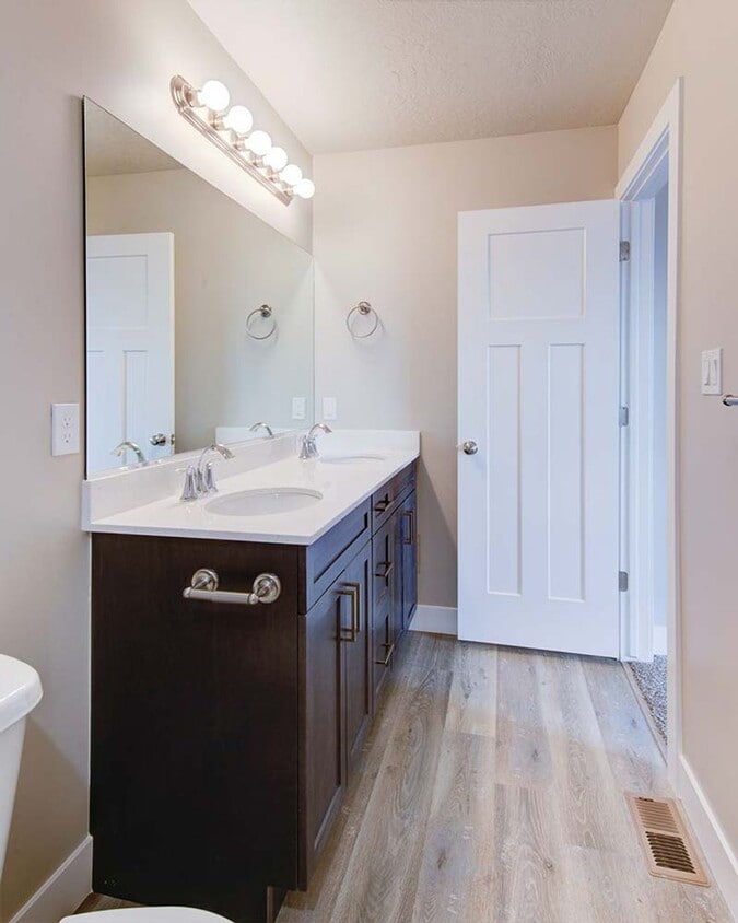 Primary Photo - Elite 4 bedroom Townhome/Move in specials!
