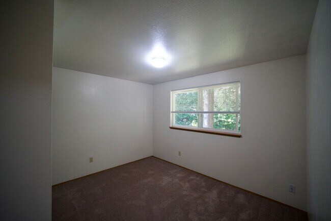 Building Photo - Spacious Townhome with Private Yard Near Lake Stevens!