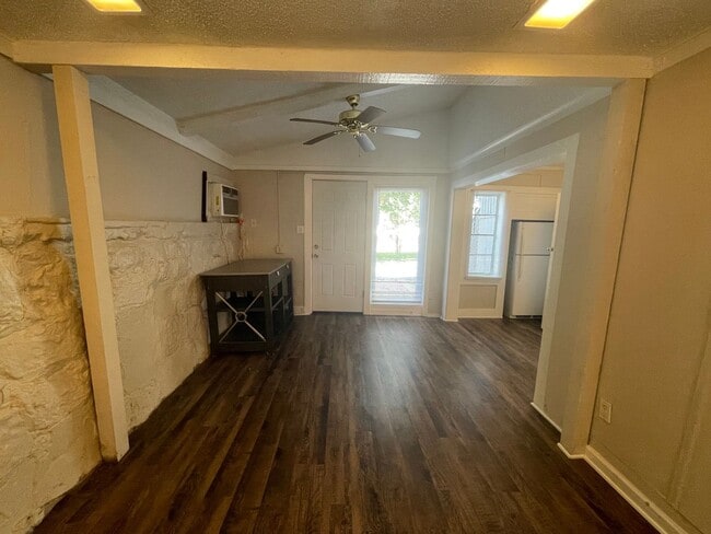 Foto del edificio - ((FREE RENT)) Cozy 1 Bedroom 1 Bath  Downs...