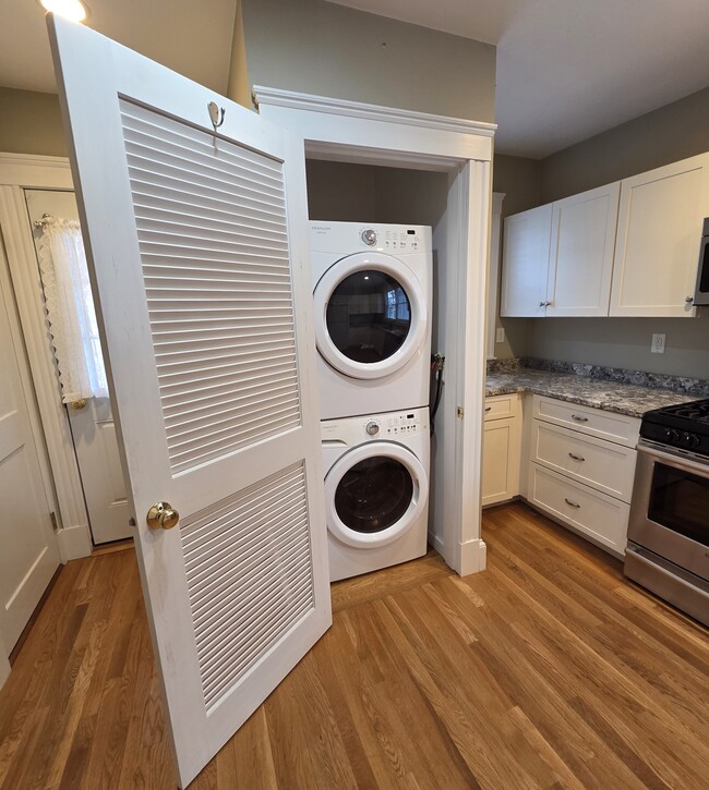 Building Photo - 37 Pine St