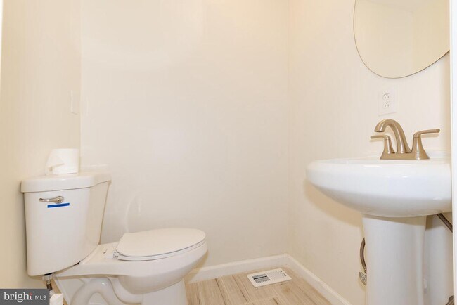 Building Photo - 321 E University Pkwy