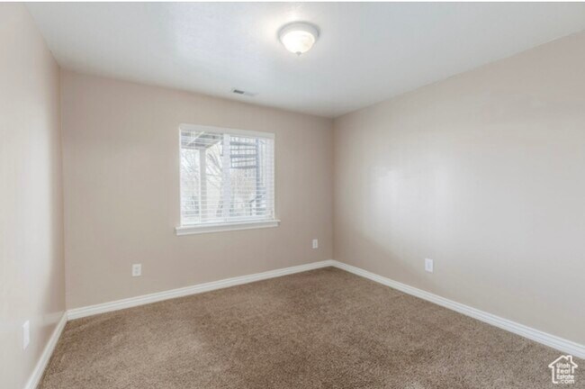 Dormitorio 1 (10'7" x 10'4") - 1278 E 530 N