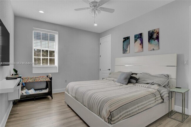 Building Photo - 531 SW 147th Ave