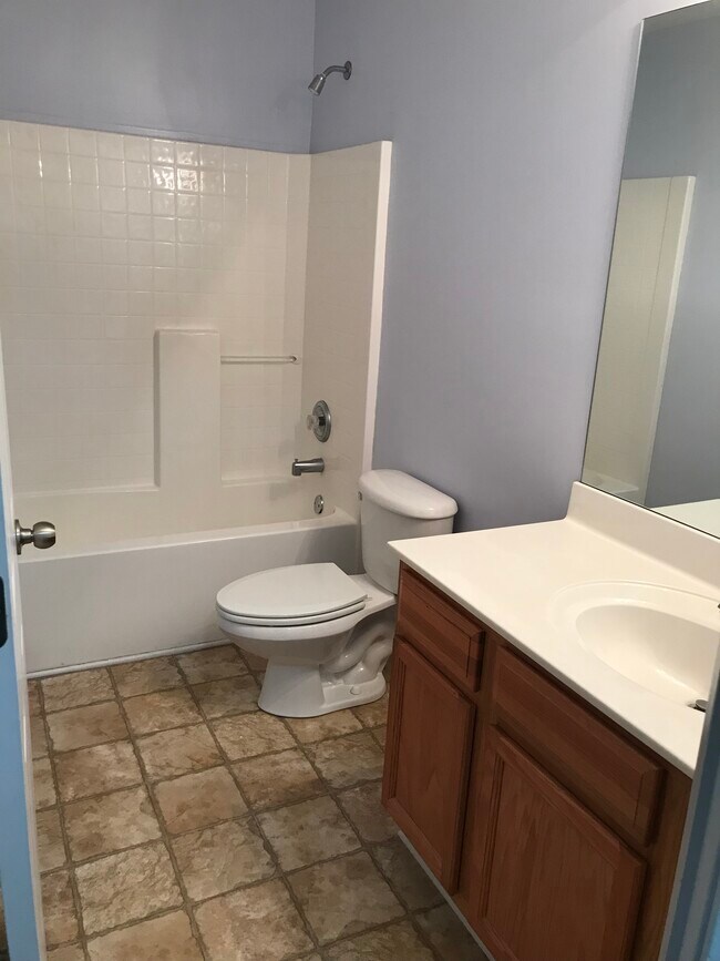 Baño completo en la planta superior. - 111 Princeton Ave
