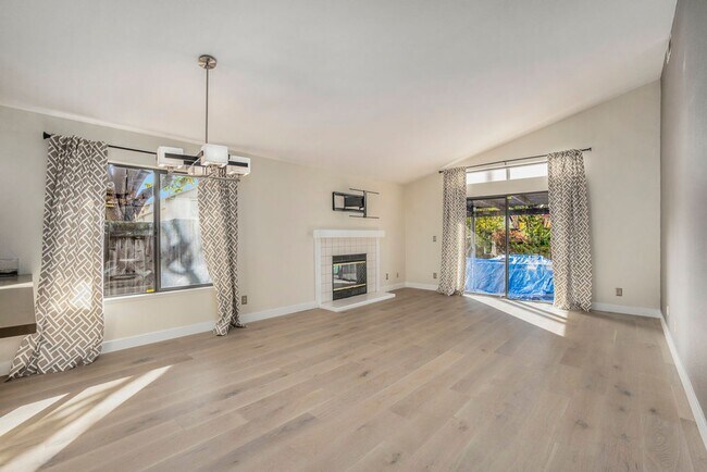 Building Photo - 2 Shamrock Lane - 3 bedroom | 2 bath | Sin...