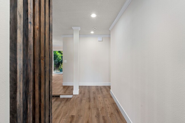 Building Photo - Beautifully remodeled 3-bedroom, 2-bathroo...