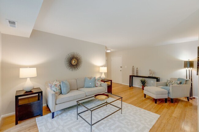 Foto del edificio - Lafayette Park Condominium | All Utilities Included | Pool, Tennis Court & Clubhouse