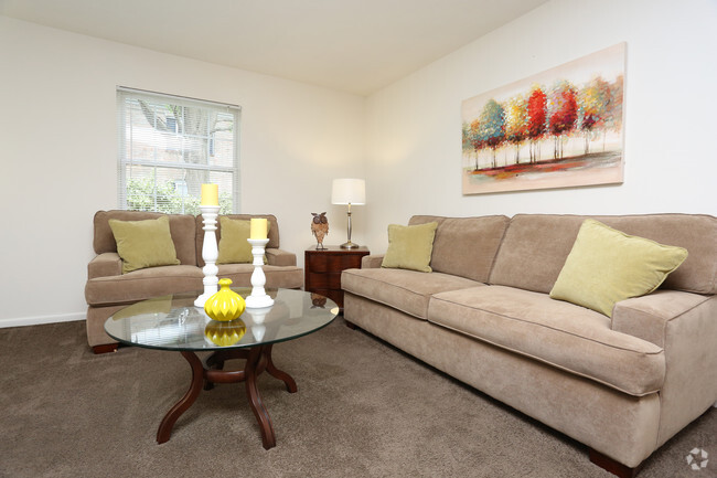 1BR, 1BA - 650 SF - Living Room - Royal Gardens