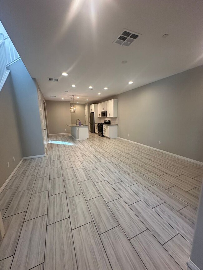 Building Photo - Newer home