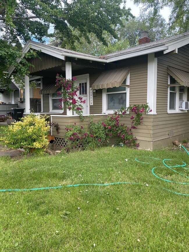 Foto del edificio - Non-Refundable & Security Deposit Total: $...