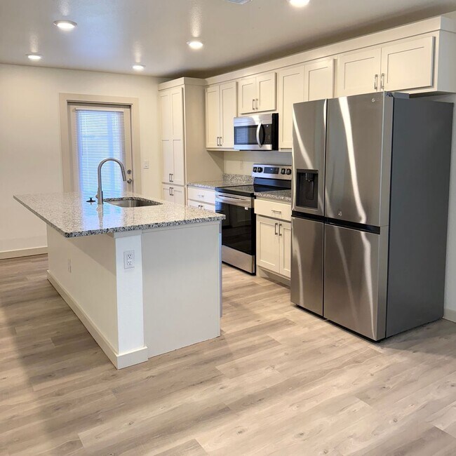 Building Photo - Charming 3 Bedroom Home Located In Elm Meadows!