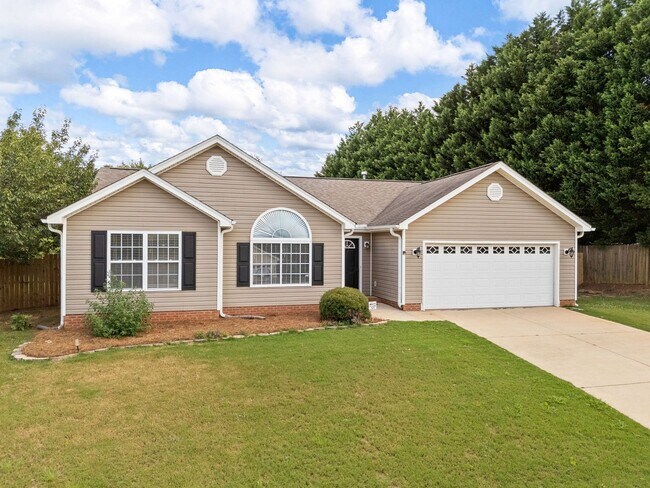 Building Photo - Charming Single-Level 3 BR, 2 BA Home with...