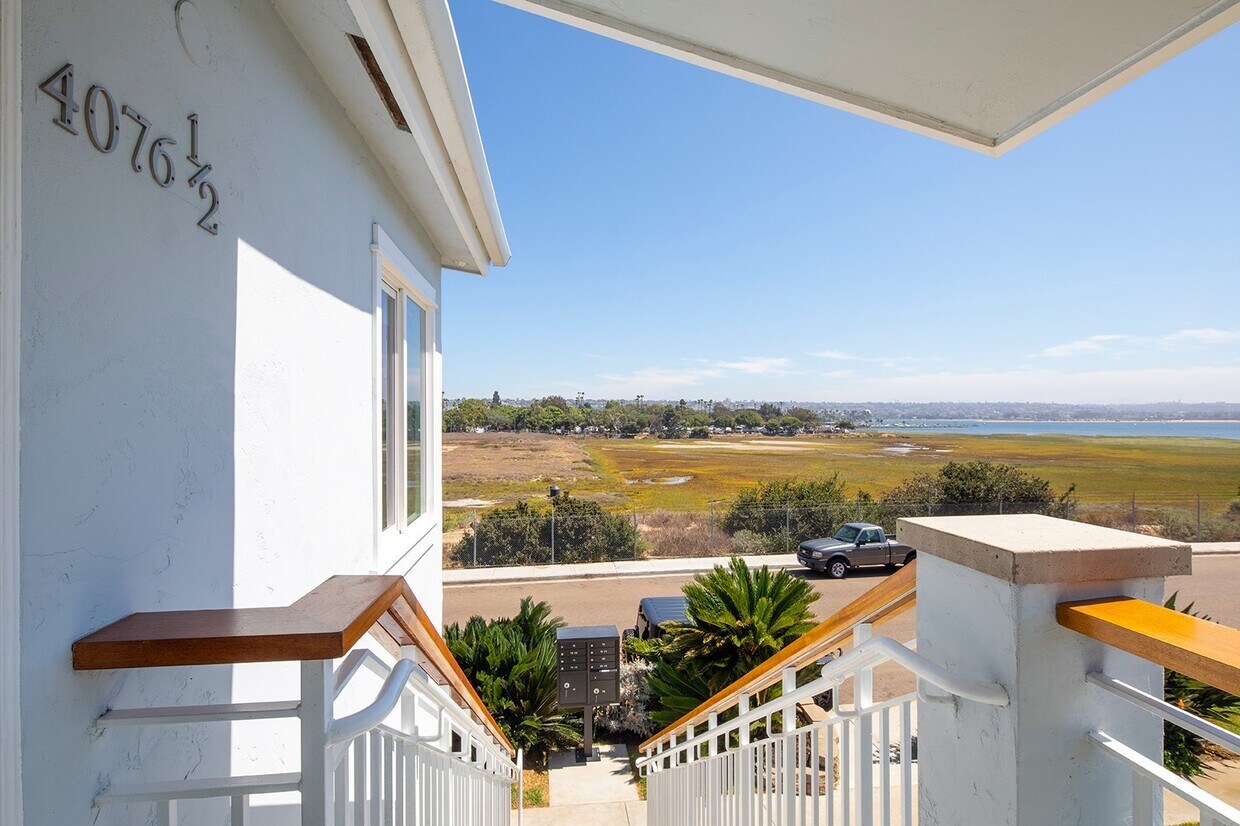 Foto principal - Stunning 2 Bed/1 Bath With Bay Views In Cr...