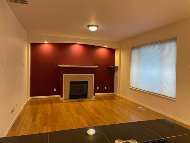 Building Photo - Fabulous 4 Bedroom 2.5 Bathroom Single Fam...