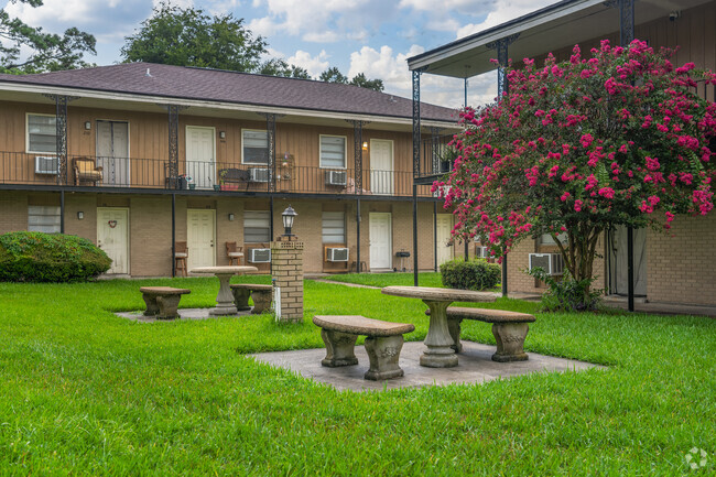 Courtyard sitting area - Edgewater Apartments