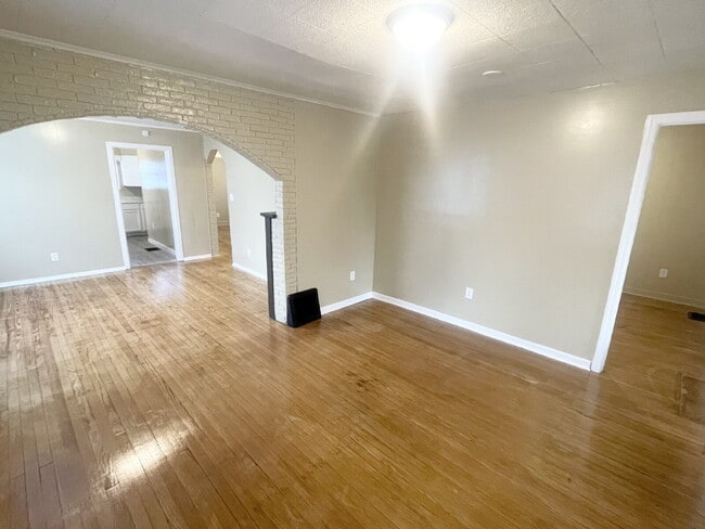 Building Photo - 3 Bedroom less than a mile from University of Indianapolis