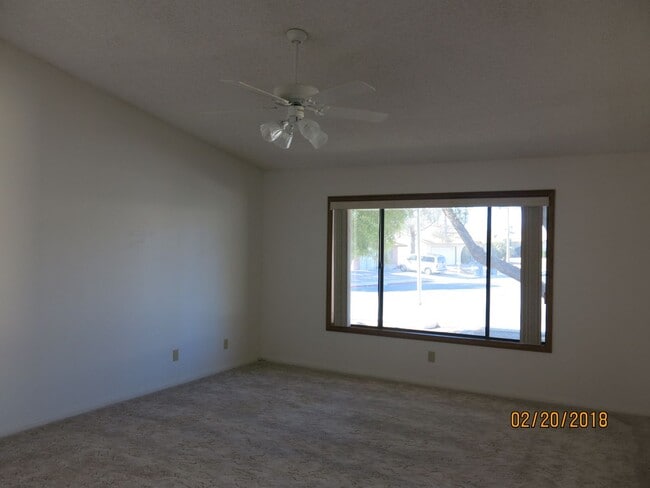 Foto del edificio - 4 bed, 2 bath, 2 car garage . Boulder City RV parking