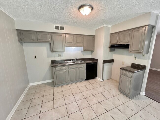 Foto del edificio - 5595 Briarwood Dr