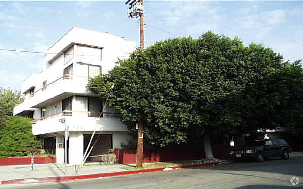 Foto del edificio - 12401 Chandler Blvd