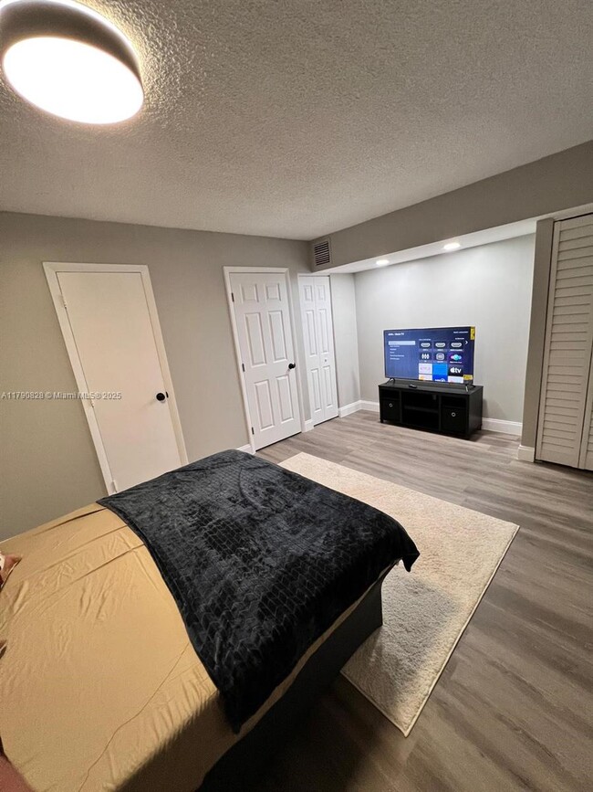 Foto del edificio - 301 NW 177th St