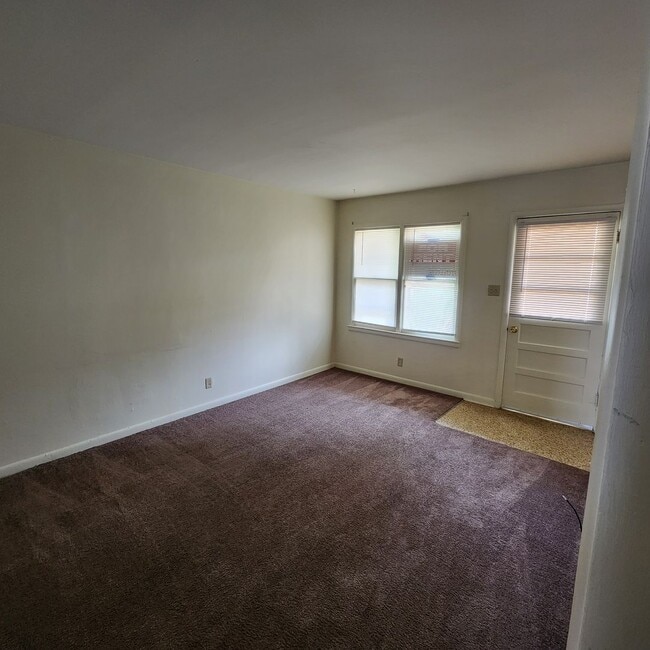 Building Photo - 2 Bed 1 Bath Apt.