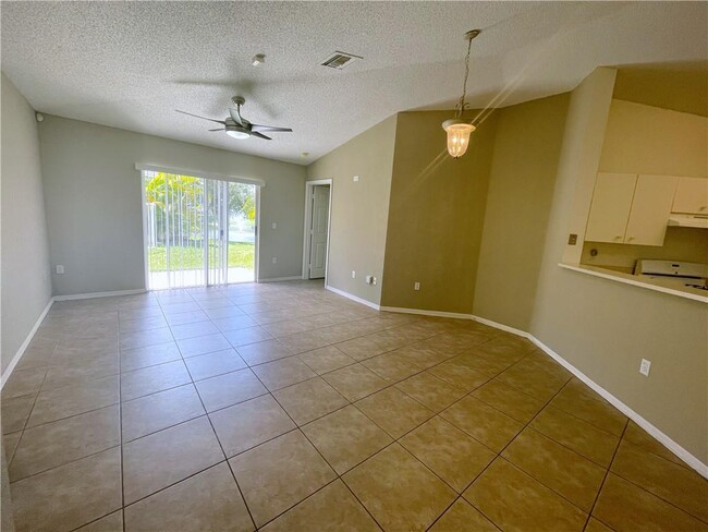 Foto del edificio - 8940 NW 53rd Ct