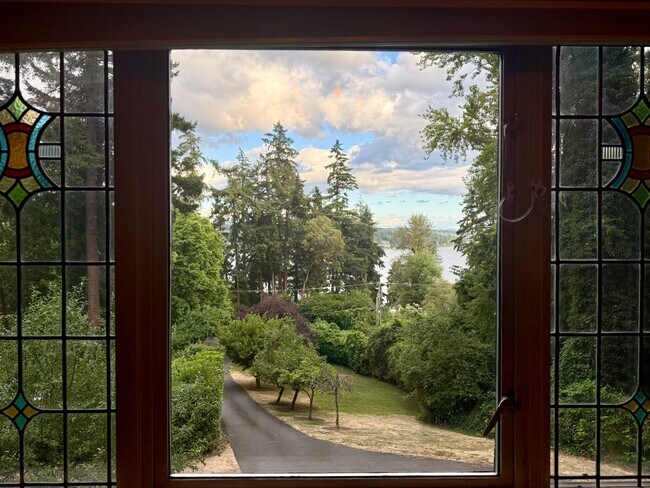 Foto del edificio - Elegant French Country Home with Lake Washington & Mount Rainier Views