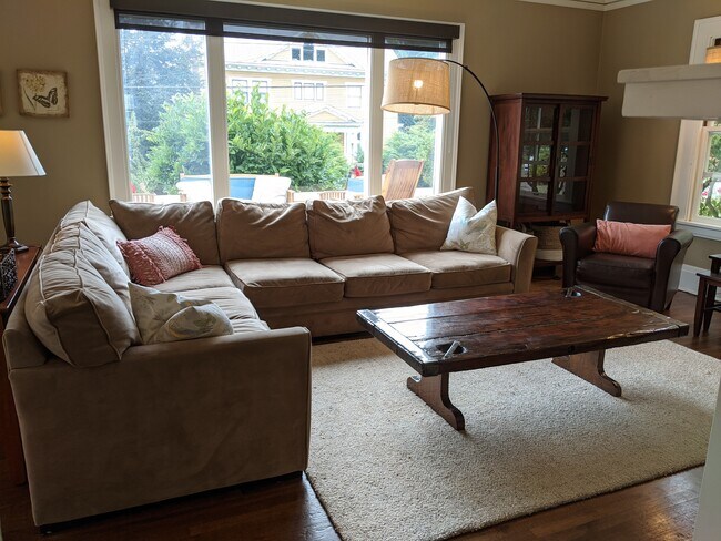 Salón con vistas a la ciudad - 2216 SE 24th Ave