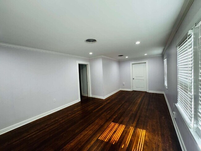 Foto del edificio - 3BR/2BA Cottage-Style Home, offering timeless character for Lease