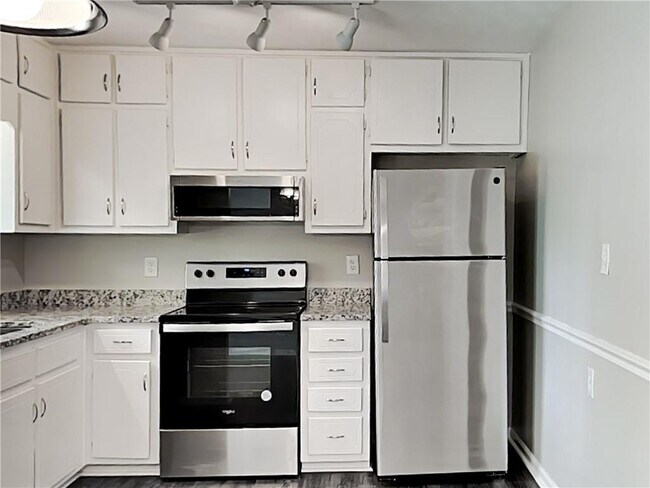 Building Photo - 1317 Classic Dr NE