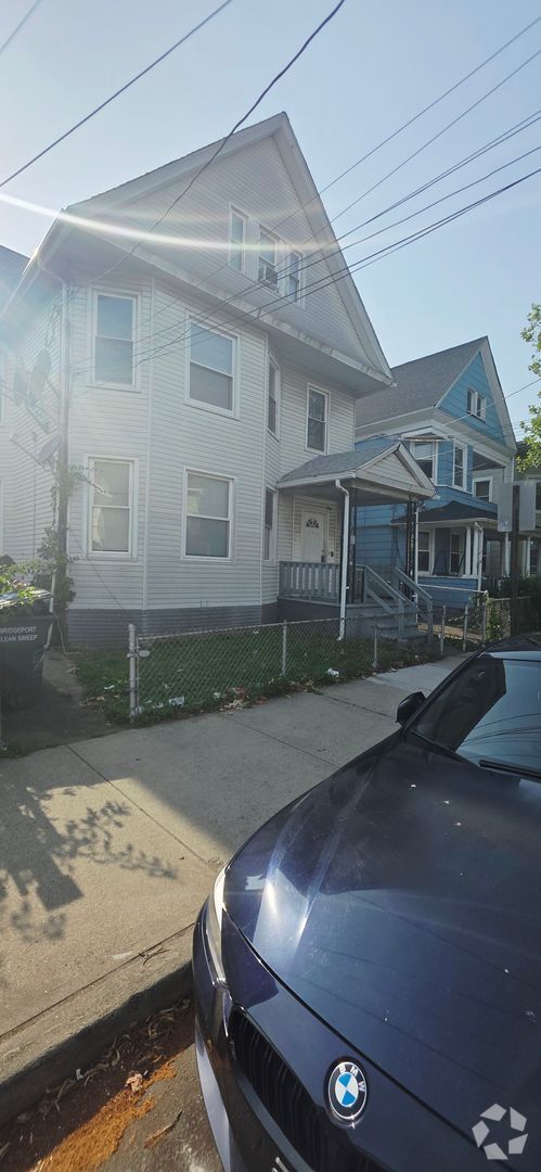 Building Photo - 273 Brooks St