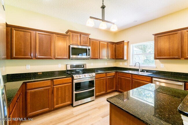 Building Photo - 825 Marjories Way
