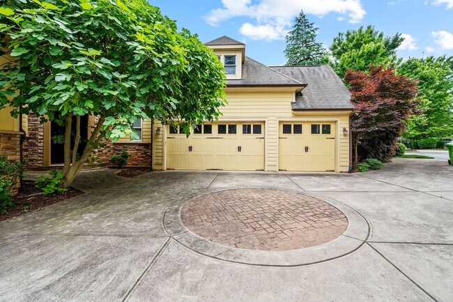 Foto del edificio - AVAILABLE NOW!  THIS STUNNING EUROPEAN STYLE HOME IS WAITING FOR YOU! COME SEE TODAY!