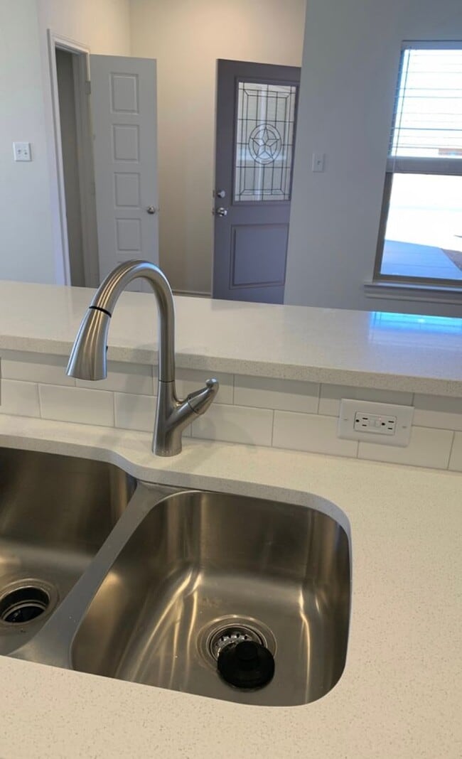 Foto del edificio - Brand new open concept quartz countertops
